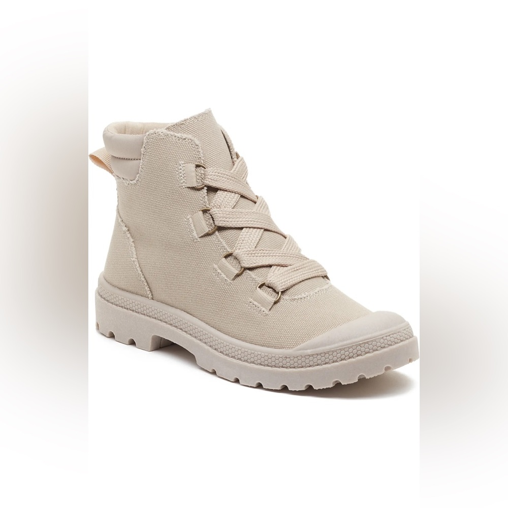 NIB Rocket Dog Piper Orchard Lug Sole Boot (Women) Size 8 fits like 7.5